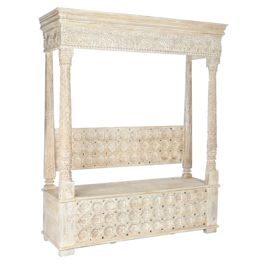 Baldachinos kialalkítású, mangófából faragott, antikolt felületű, orientál stílusú kézműves pad..