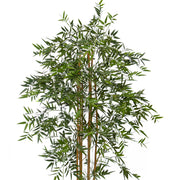 Prémium minőségű tűzálló és UV-álló mű bambusz részletesen fotózva, sűrű, zöld lombkoronával.