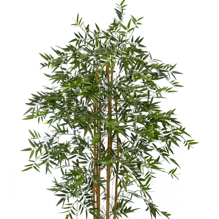 Prémium minőségű tűzálló és UV-álló mű bambusz részletesen fotózva, sűrű, zöld lombkoronával.