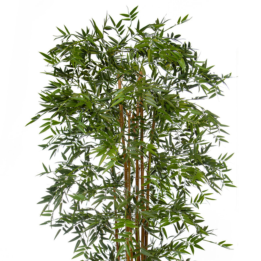 Prémium minőségű tűzálló és UV-álló mű bambusz részletesen fotózva, sűrű, zöld lombkoronával.
