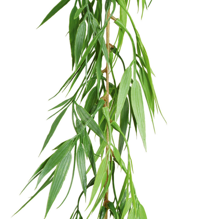 Mű bambusz girland részlet közelről, realisztikus zöld levelekkel.