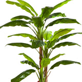 Élethű mű banánfa leveleinek közelképe trópusi hangulattal