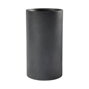 Sötétszürke henger alakú BAQ Basic kaspó kompozit anyagból, matt felülettel, letisztult formában.