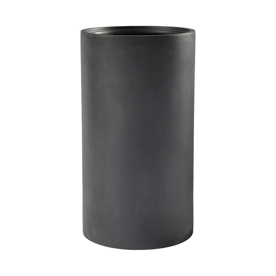 Sötétszürke henger alakú BAQ Basic kaspó kompozit anyagból, matt felülettel, letisztult formában.