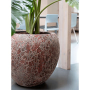 Közelkép a BAQ Lava Relic Pink kaspó felületéről – rusztikus textúra, rózsaszínes színvilág