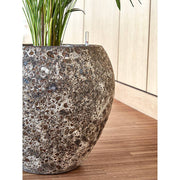 Közelkép a rusztikus kerámia felületről – BAQ Lava Balloon kaspó rozsdás színben