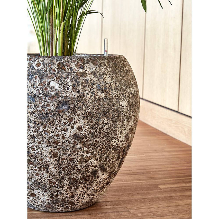 Közelkép a rusztikus kerámia felületről – BAQ Lava Balloon kaspó rozsdás színben