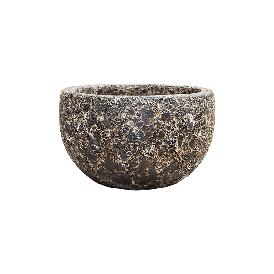 BAQ Lava Bowl Relic Black kaspó oldalnézetből – rusztikus textúra, kézzel készült design kaspó kültérre és beltérre