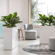 Modern belső térben elhelyezett fehér Line-Up kaspók zöld növényekkel, térelválasztóként használva