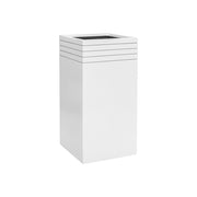 BAQ Line-Up Square Matt White ültetőláda stúdiófotón, 38 × 38 × 75 cm méretben, kiemelve a vízszintes dekorvonalakat