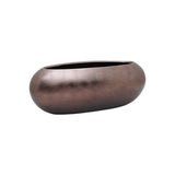 Ovális formájú, matt kávébarna színű BAQ Metallic Boat kompozit kaspó 58 cm-es méretben, letisztult, modern megjelenéssel.
