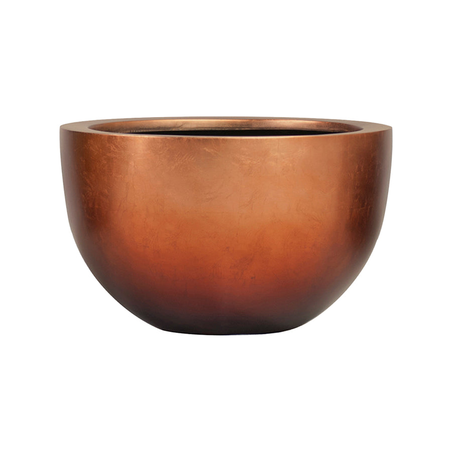 Gömbölyded formájú, selyemfényű felületű kompozit kaspó matt réz színben, fehér háttéren, letisztult stílusban.