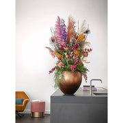 Elegáns konyhapulton álló BAQ Metallic Couple matt réz kaspó színes művirágkompozícióval.