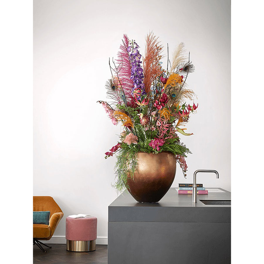 Elegáns konyhapulton álló BAQ Metallic Couple matt réz kaspó színes művirágkompozícióval.