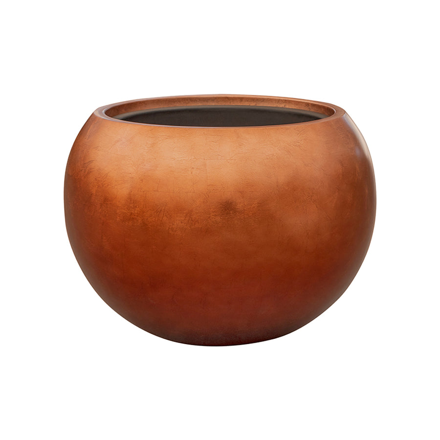 Gömb formájú, matt vörösréz színű kaspó fehér háttér előtt, modern designnal.