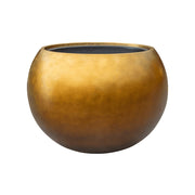 Aranysárga, gömb alakú BAQ kaspó fehér háttérrel, elegáns matt felülettel.