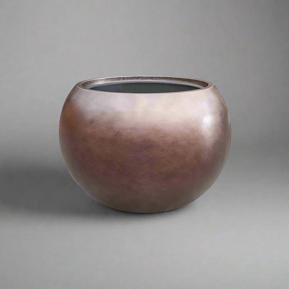 Matt kávébarna színű, gömb formájú BAQ Metallic óriás kaspó 50 x 37 cm méretben, semleges szürke háttérrel, stúdióvilágításban.
