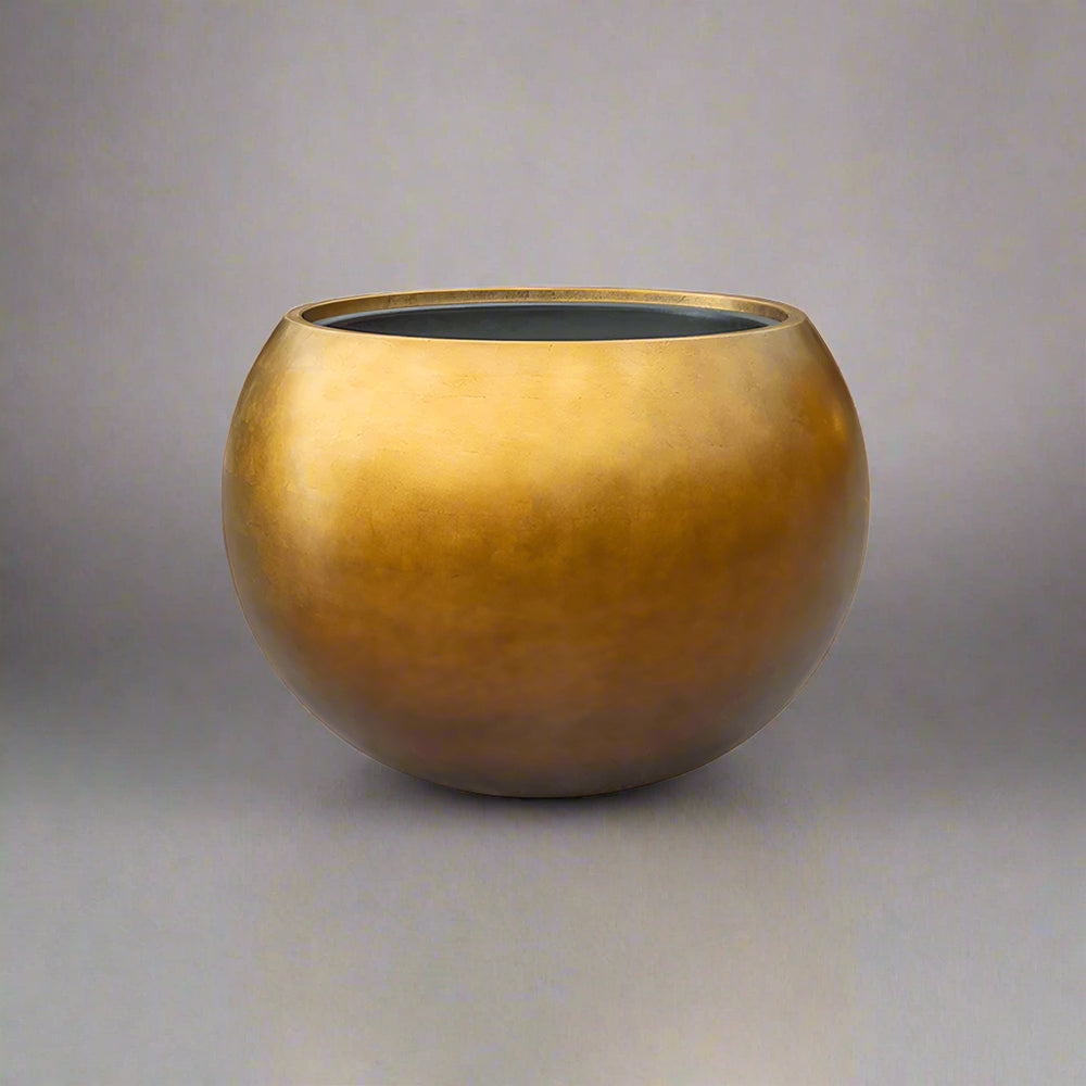 BAQ Metallic gömb kaspó Matt Honey árnyalatban, 50 cm átmérővel, stúdiófotón semleges háttér előtt, sima fémes felülettel és modern dizájnnal.