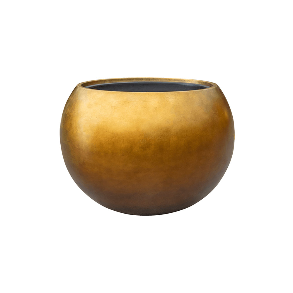 BAQ Metallic gömb kaspó Matt Honey árnyalatban, 50 cm átmérővel és 37 cm magassággal, selyemfényű felülettel, modern belső terekbe tervezve.