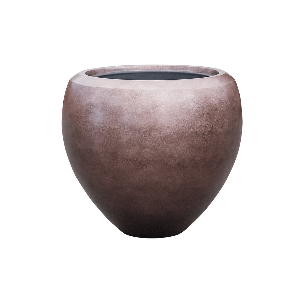 Kávébarna színű, gömbölyű formájú BAQ METALLIC kompozit óriás kaspó fehér háttérrel, matt felülettel és modern eleganciával.