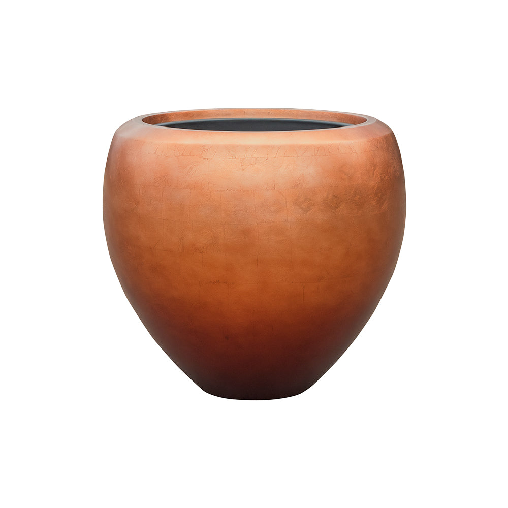 Rézszínű, gömbölyű formájú BAQ METALLIC kompozit óriás kaspó fehér háttérrel, matt felülettel és modern eleganciával.