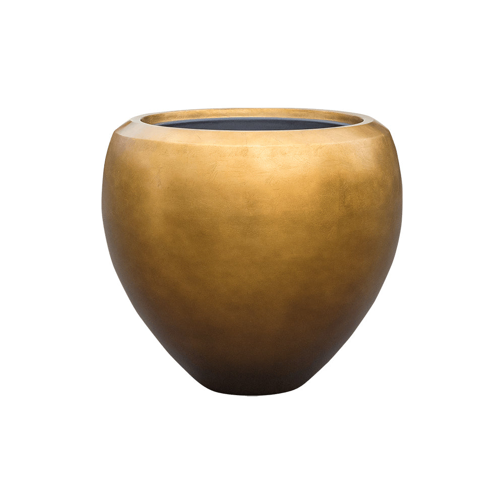 Mézszínű, gömbölyű formájú BAQ METALLIC kompozit óriás kaspó fehér háttérrel, matt felülettel és modern eleganciával.