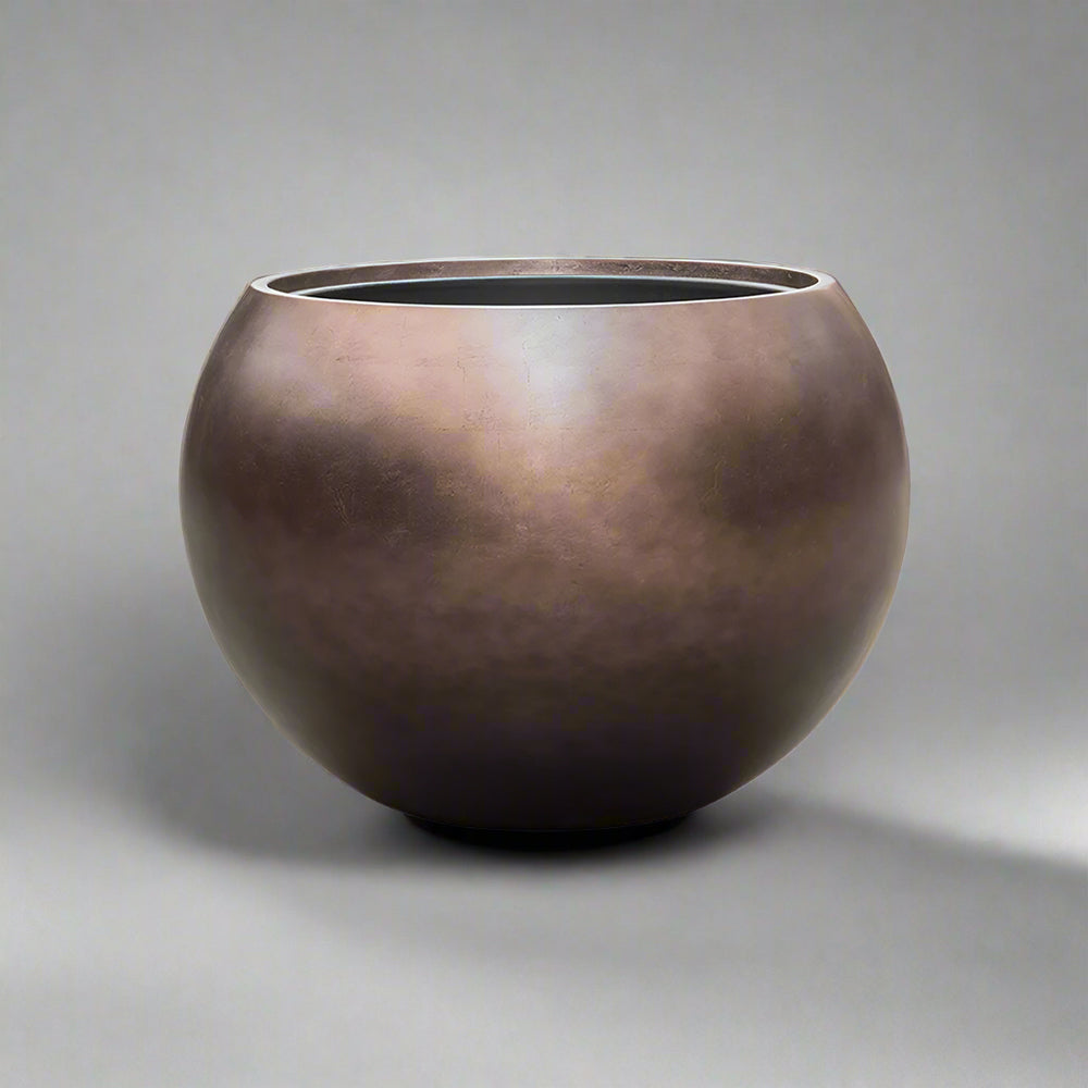 Matt kávébarna színű, gömb formájú BAQ Metallic óriás kaspó 60 x 43 cm méretben, semleges szürke háttérrel, stúdióvilágításban.