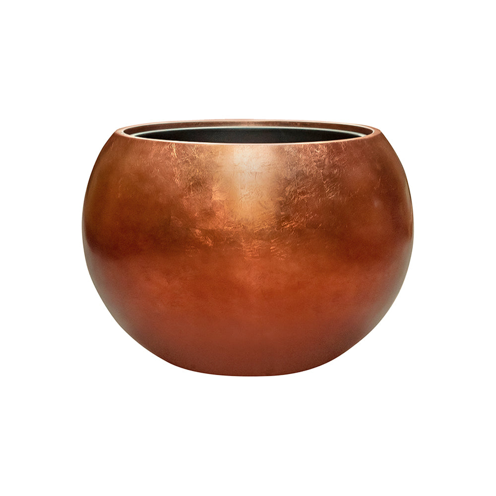 Fémes fényű, matt rézszínű, gömb formájú, kompozit anyagból készült BAQ design kaspó 60 x 43 cm méretben, a Metallic kollekcióból.