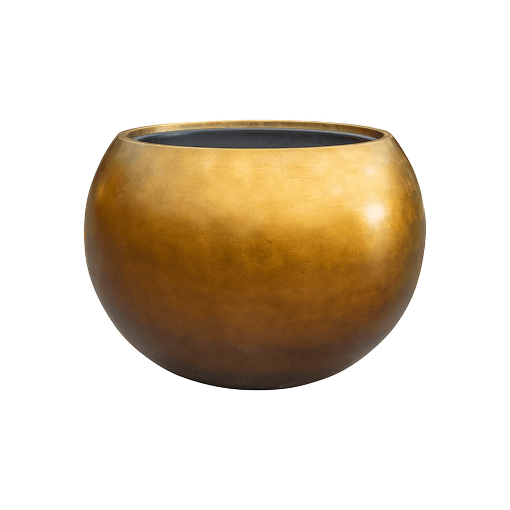 BAQ Metallic gömb kaspó Matt Honey színben, 60 cm átmérővel és 43 cm magassággal, sima fémes felülettel, modern design beltéri növénytartóként.