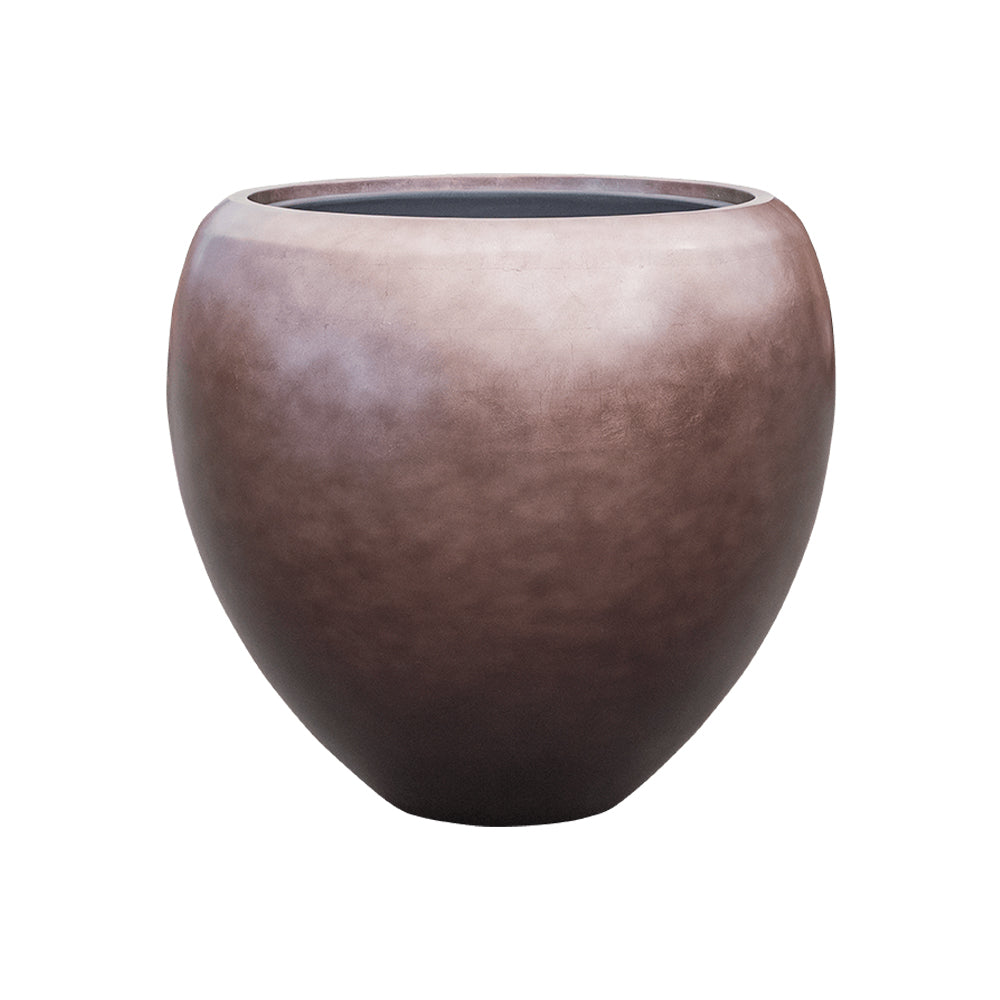 Kávébarna színű, gömbölyű formájú BAQ METALLIC kompozit óriás kaspó fehér háttérrel, matt felülettel és modern eleganciával.