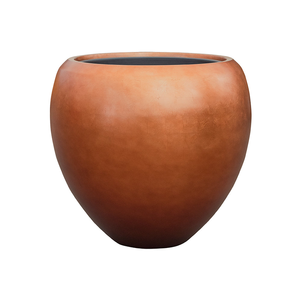 Rézszínű, gömbölyű formájú BAQ METALLIC kompozit óriás kaspó fehér háttérrel, matt felülettel és modern eleganciával.