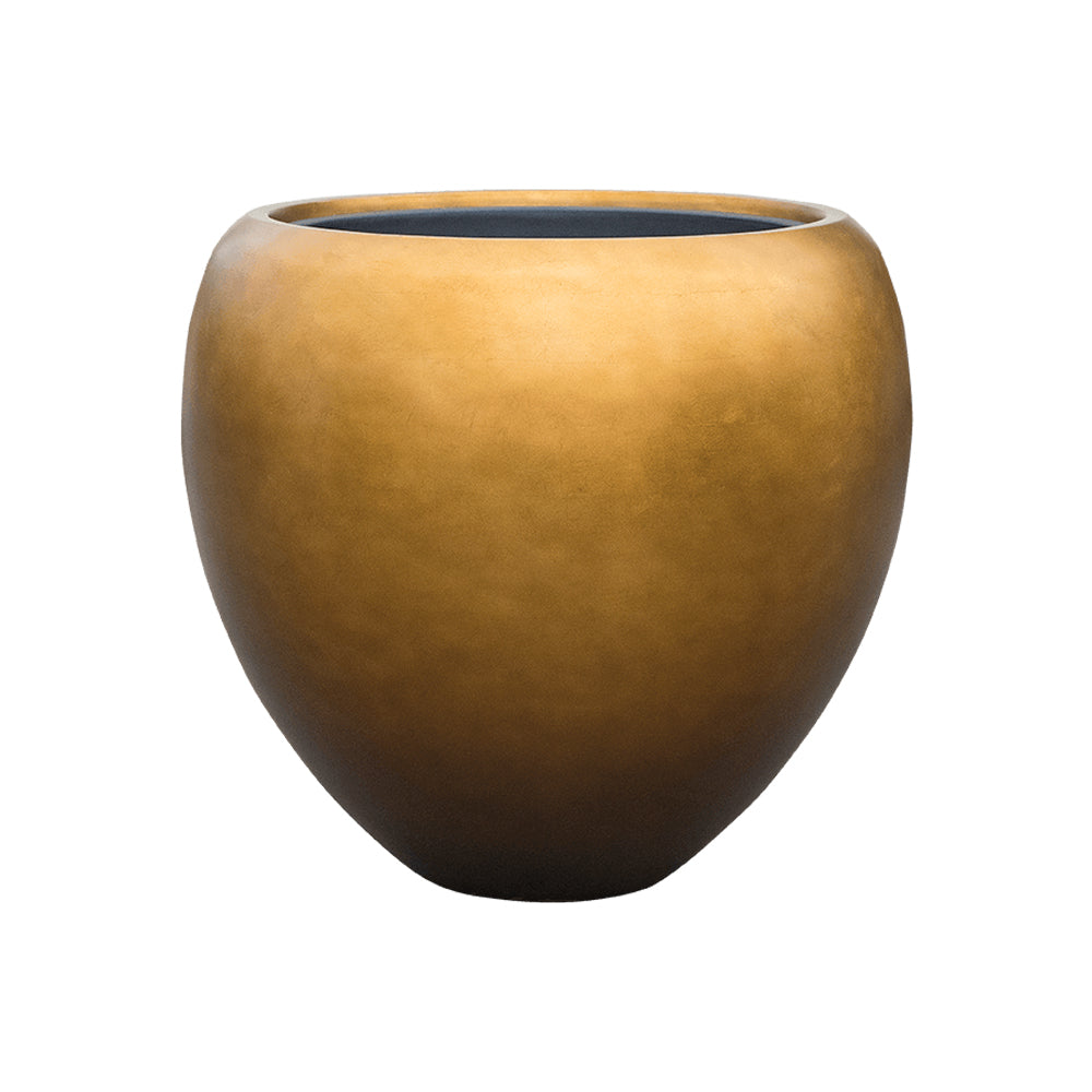 Mézszínű, gömbölyű formájú BAQ METALLIC kompozit óriás kaspó fehér háttérrel, matt felülettel és modern eleganciával.