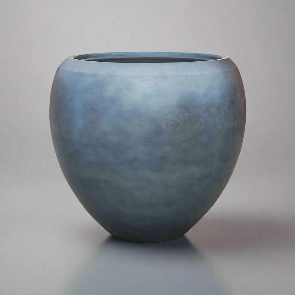 Modern gömbölyű óriás kaspó 60 x 55 cm méretben, BAQ Metallic kollekció matt jégkék árnyalatban, stúdió háttérrel.