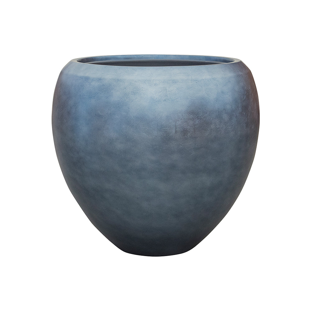 BAQ Metallic kompozit óriás kaspó 60 x 55 cm méretben, matt jégkék színben, modern gömbölyded formával – prémium design kaspó beltéri és fedett kültéri használatra.
