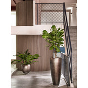 BAQ Partner kaspó beltéri elhelyezésben, nagy zöld növénnyel