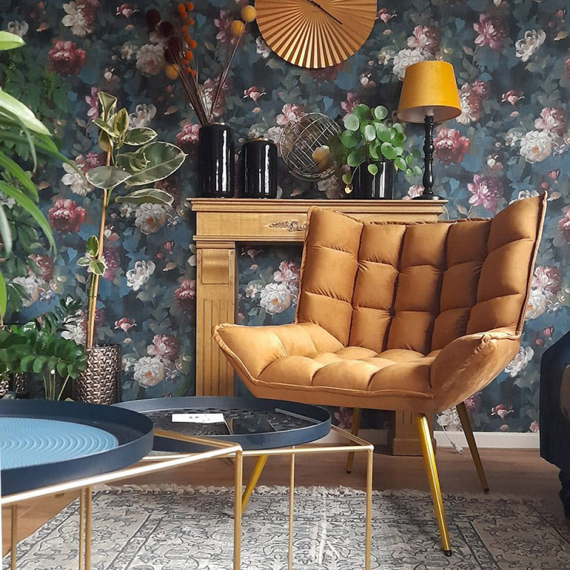 Barna színű bársonyszövettel kárpitozott, dizájn fotel.