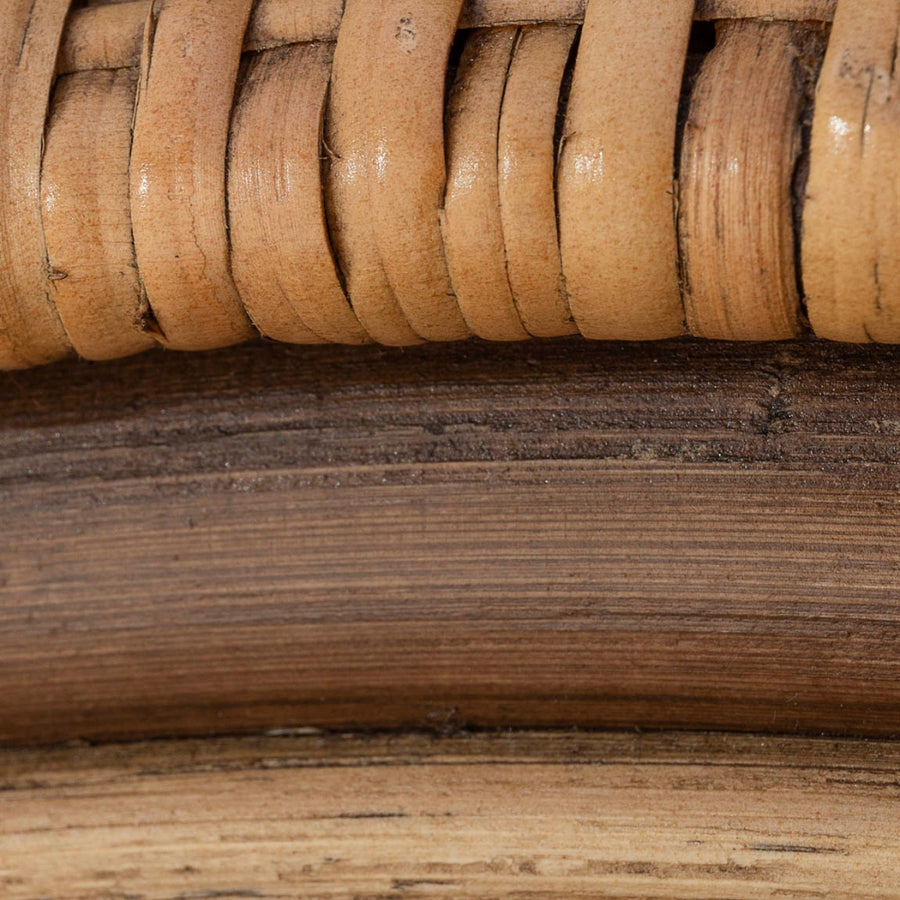 Barna színű, pácolt felületű rattanból készült karfás étkezőszék.