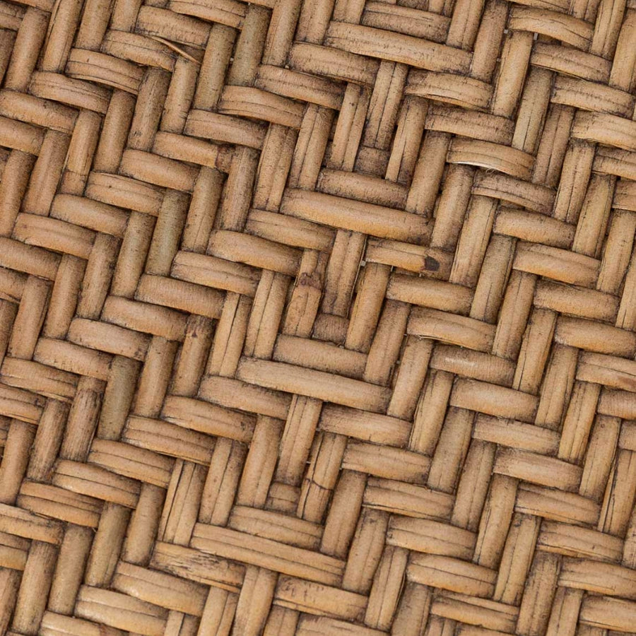 Barna színű, pácolt felületű rattanból készült karfás étkezőszék.