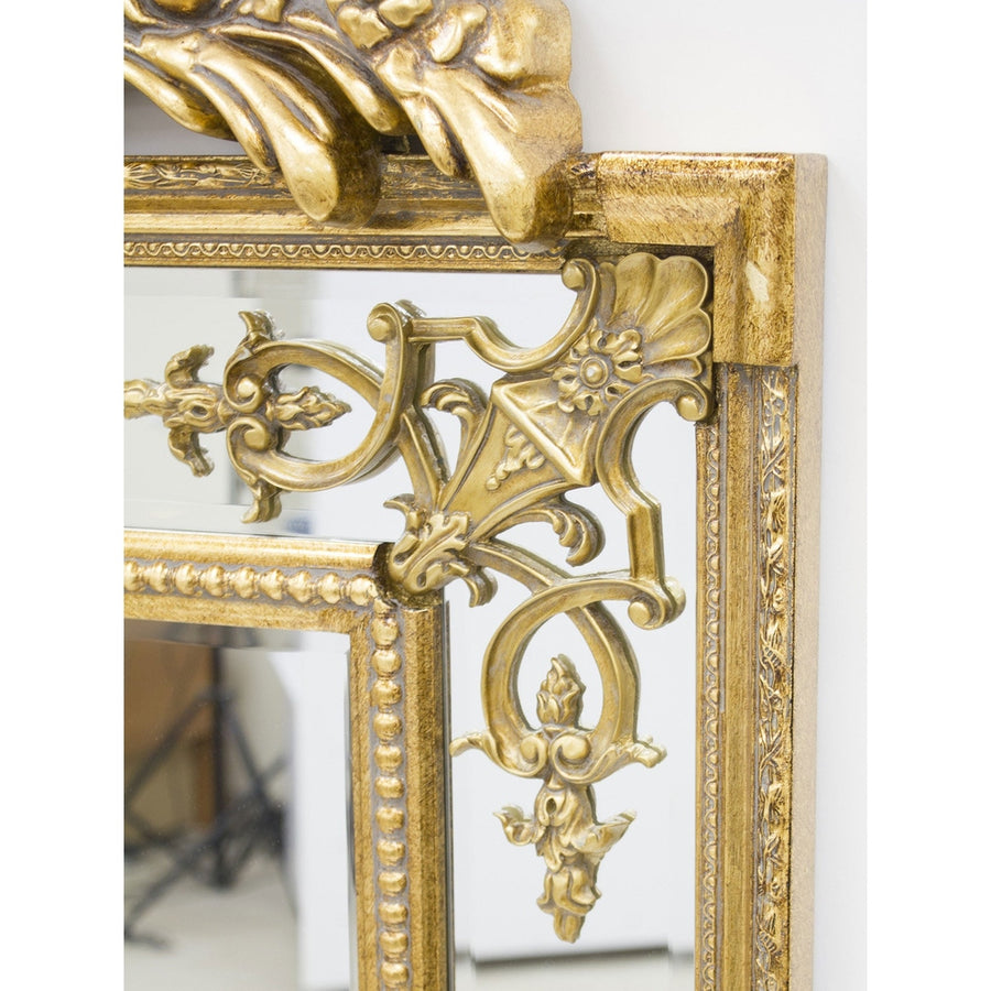 Barokkos megjelenésű,, fából készült, aranyszínű óriás falitükör.