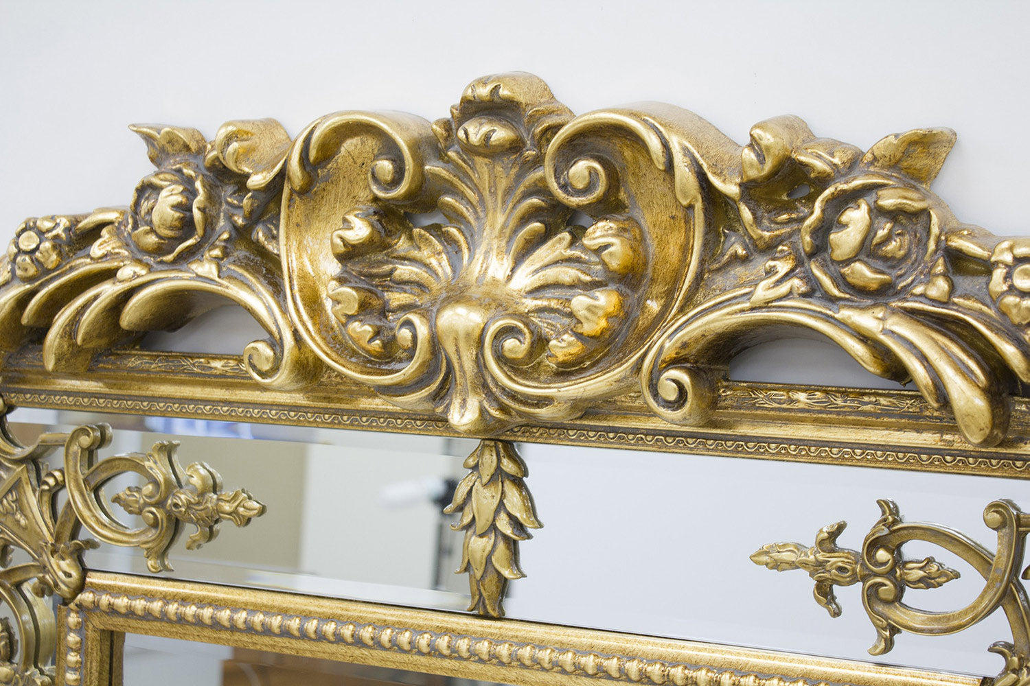 Barokkos megjelenésű,, fából készült, aranyszínű óriás falitükör.