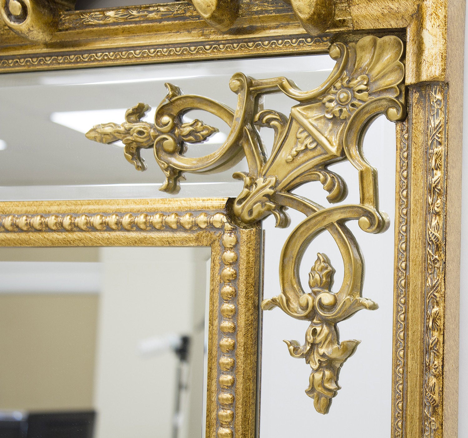 Barokkos megjelenésű,, fából készült, aranyszínű óriás falitükör.