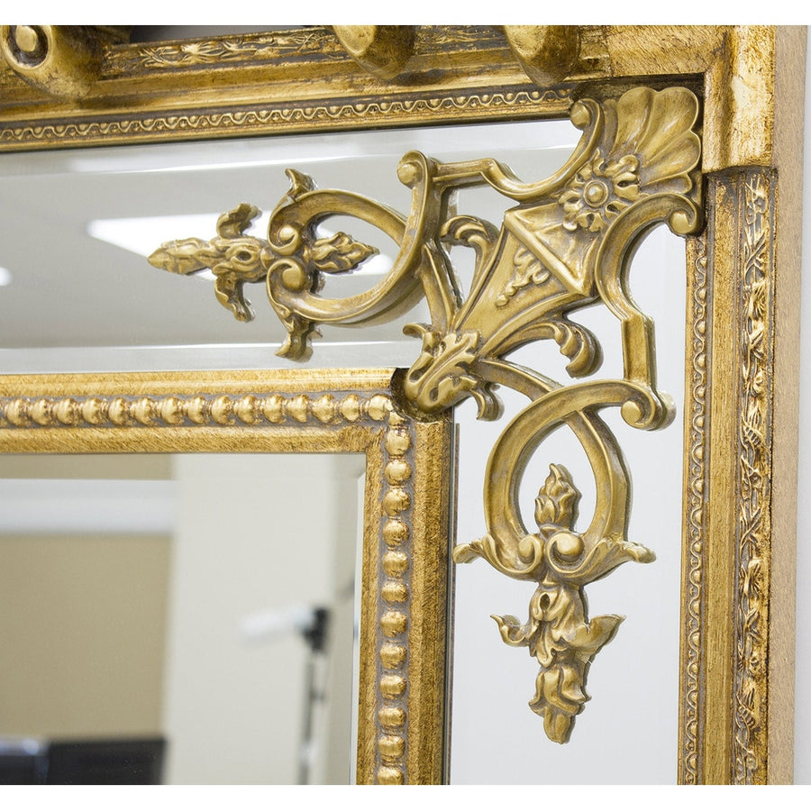 Barokkos megjelenésű,, fából készült, aranyszínű óriás falitükör.