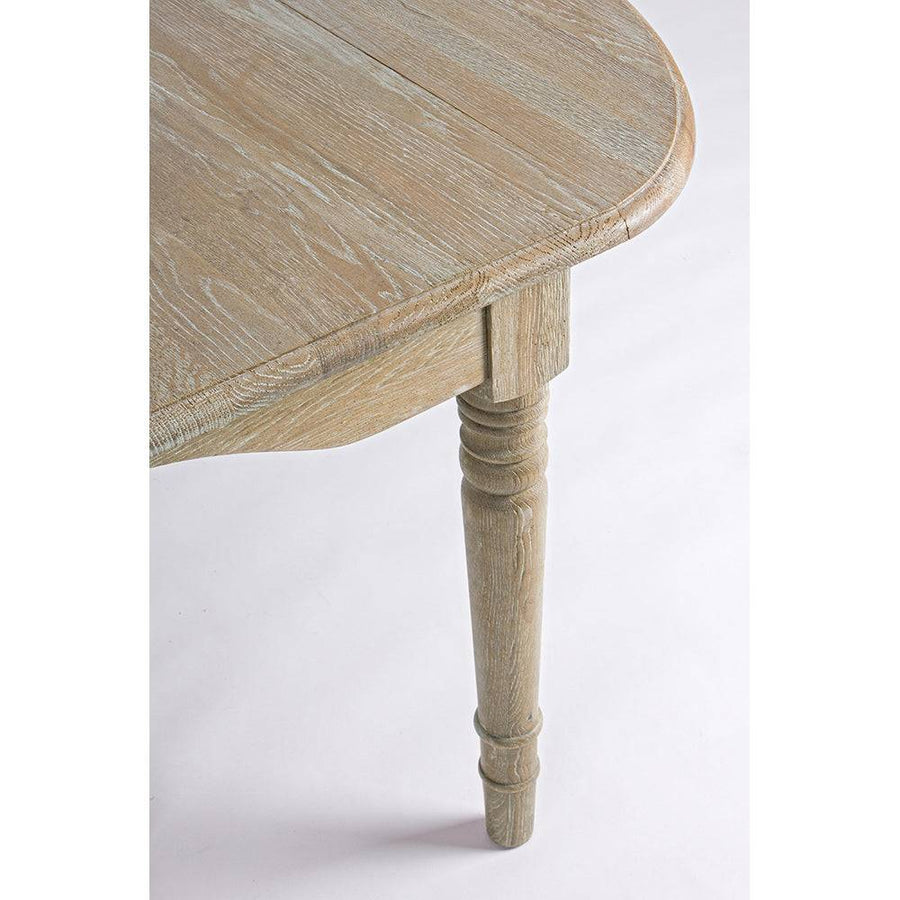 Bedford natúr tölgyfa étkezőasztal lekerekített sarkú asztallap és faragott láb részlete.