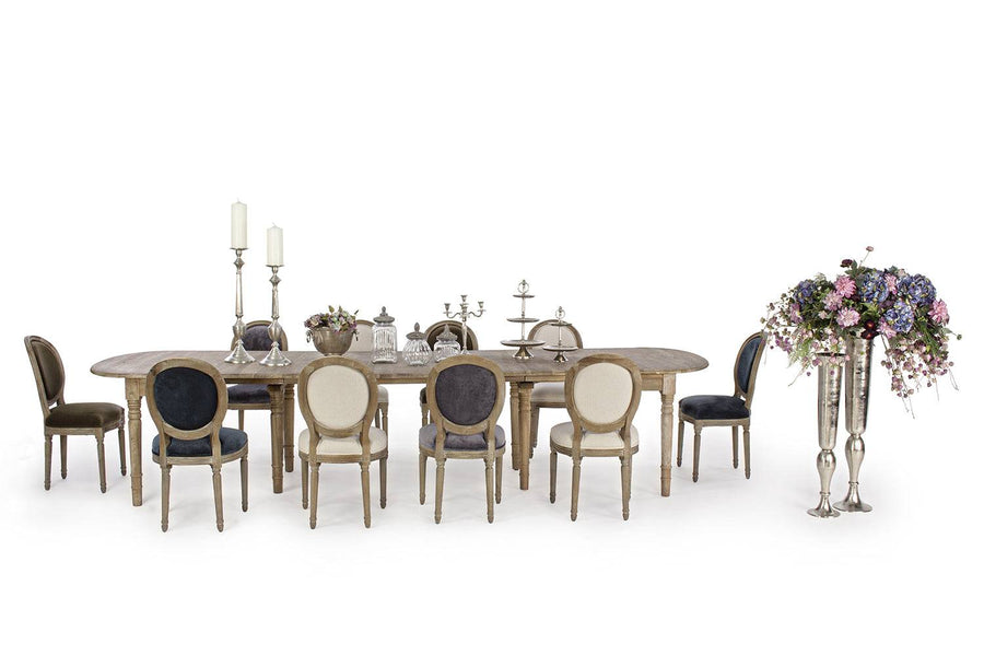 Bedford natúr tölgyfa étkezőasztal klasszikus székekkel és dísztárgyakkal megterítve.