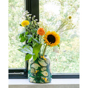 Bee Green kompakt kaspó virágcsokorral, világos enteriőrben – zöld-arany design Lammie stílusában