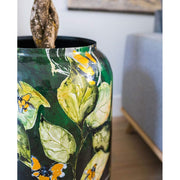 Bee Green kaspó részlet – zöld levelek, virágmotívumok és arany érintés kézzel festve fém felületen