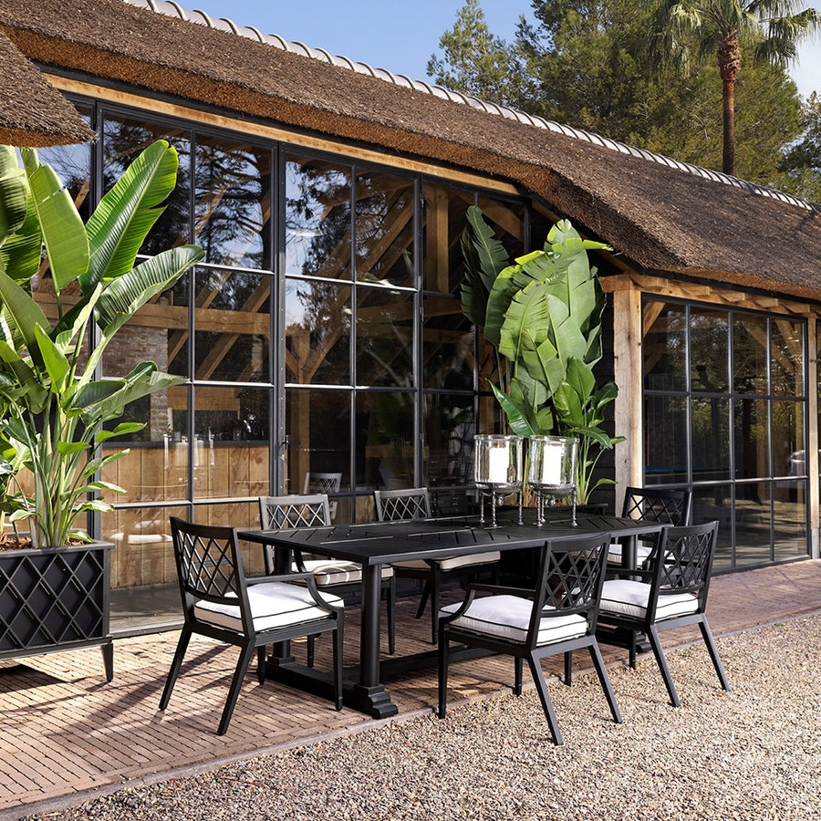 Matt fekete színű, porszórt alumíniumból készült, formatervezett kerti design étkezőasztal.