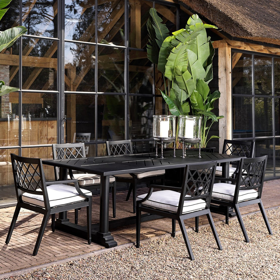 Matt fekete színű, porszórt alumíniumból készült, formatervezett kerti design étkezőasztal.