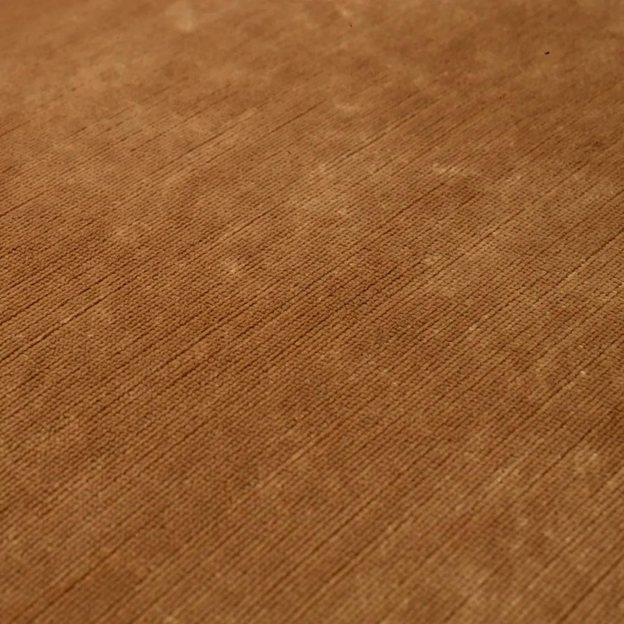 Rézszínű bársonyszövettel kárpitozott, modern stílusú exkluzív kanapé.