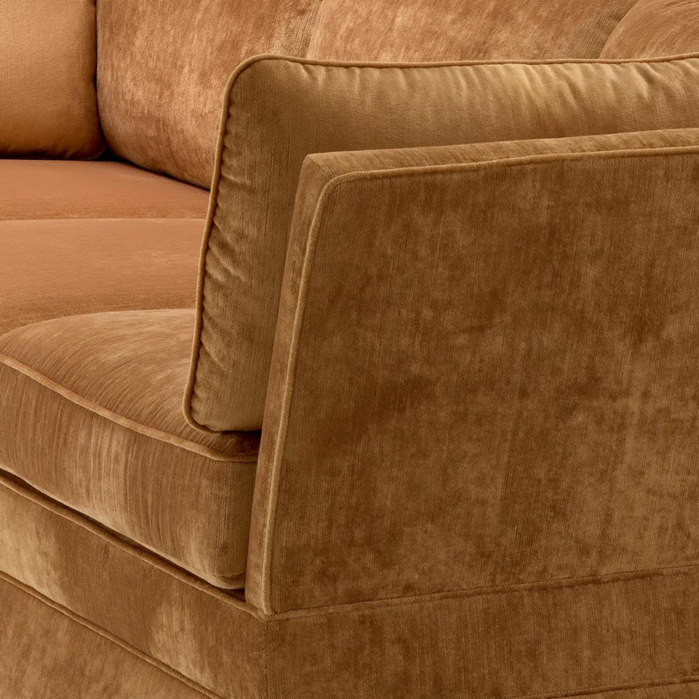 Rézszínű bársonyszövettel kárpitozott, modern stílusú exkluzív kanapé.